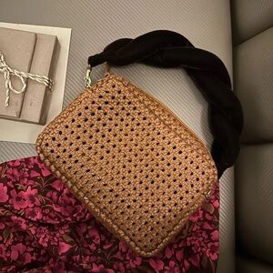 NWOT TWISTED PUFF TOP HANDLE | Black Velvet